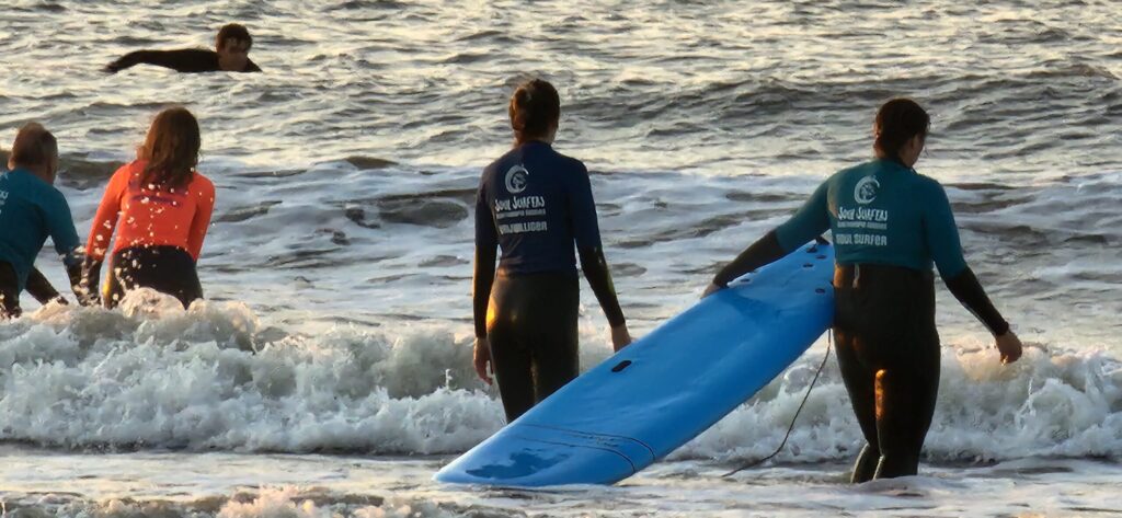 Jonge mantelzorgers en ontspanning aan zee